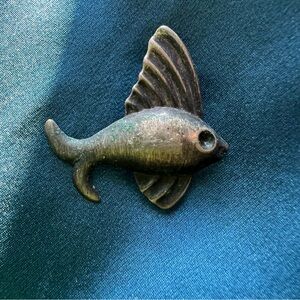 Silver Metal Like Fish Decor with Fan-like Dorsal Fin